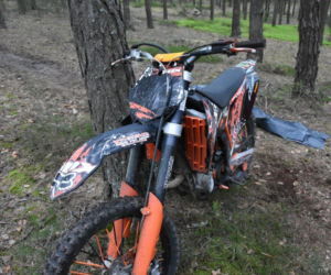 Podkarpackie. Pędził na motorze i roztrzaskał się o drzewo. Znajomi pożegnali go w niezwykły sposób.  [GALERIA] 