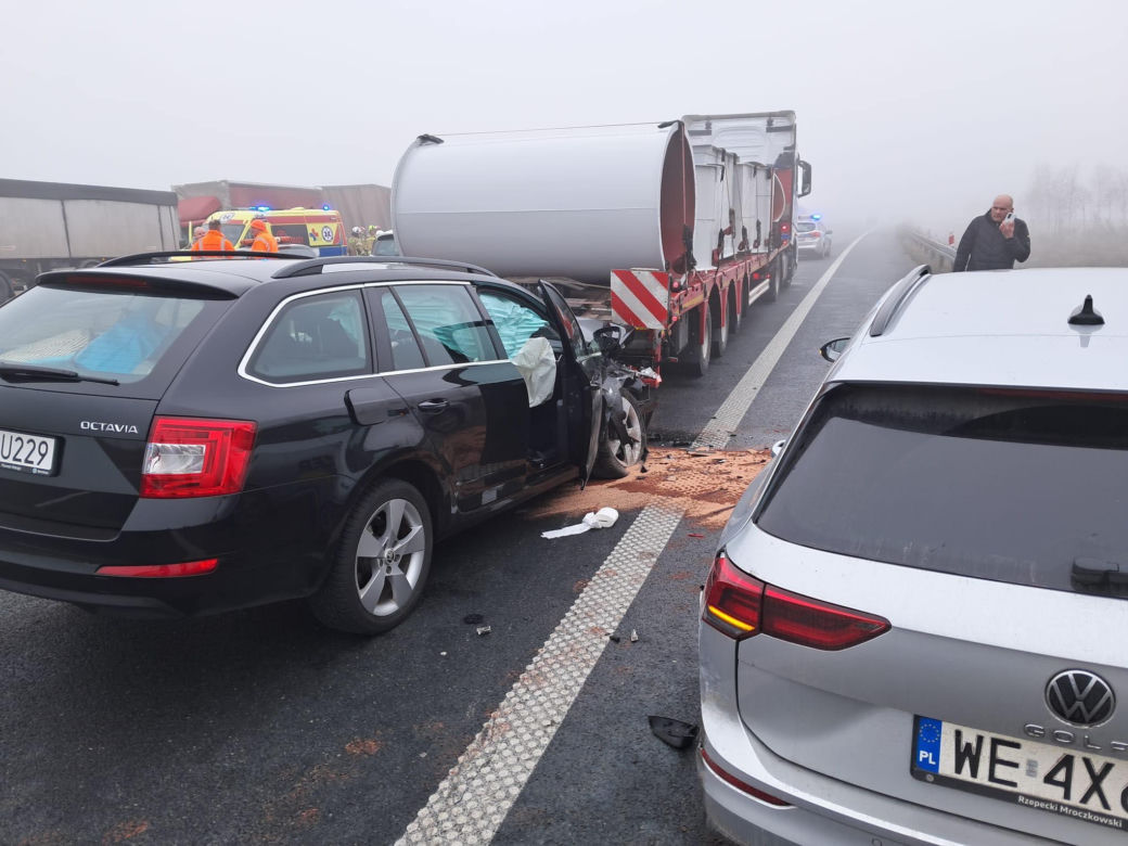Karambol na S5 pod Lesznem. Siedem osób poszkodowanych! [ZDJĘCIA]