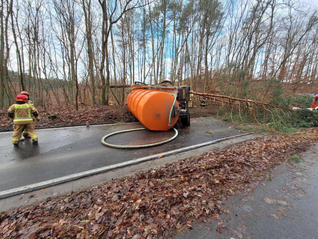 Koszmarny wypadek pod Bydgoszczą! Matka i maleńkie dziecko w szpitalu [ZDJĘCIA]