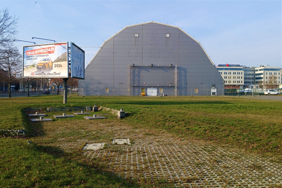 Namiot przy ul. Energetyków wciąż nie został rozebrany