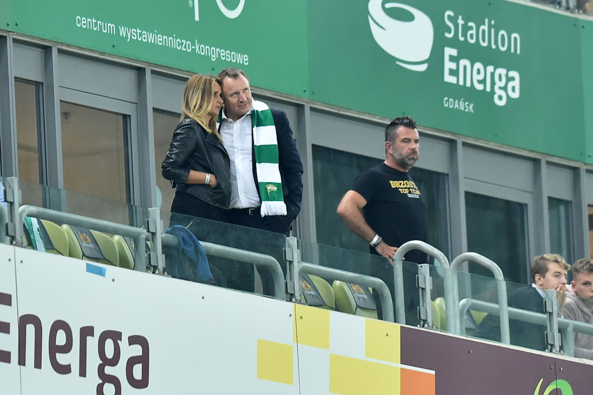 Dostał pierścień od biskupa i poszedł na mecz