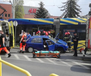Wypadek niedaleko Dworca Wschodniego w Toruniu. Skoda uderzyła w tramwaj