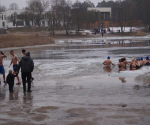 Lodowata woda, gorące emocje. Morsy znów opanowały jezioro pod Bydgoszczą