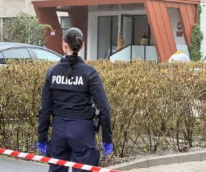 Atak z nożem przed szkołą policealną w Warszawie na ul.Mińskiej