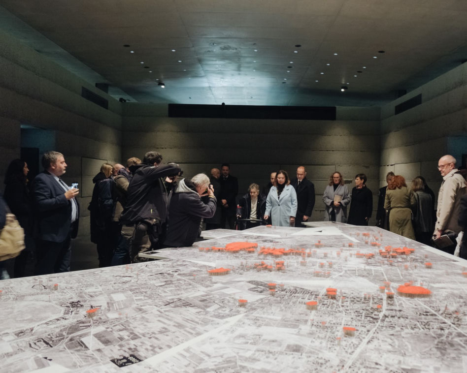 Otwarto Izbę Pamięci przy Cmentarzu Powstańców Warszawy. To nowa realizacja pracowni Bujnowski Architekci