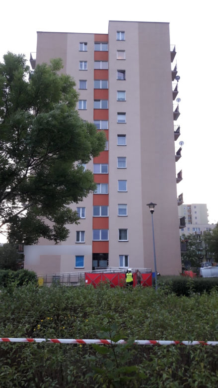 Dwoje dzieci wypadło z okna wieżowca