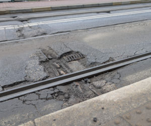 Buspas na ul. Monte Cassino zamienił się w dziurpas. Odpadający asfalt i zagrożenie dla podróżujących