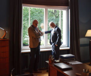 O mnie się nie martw 3 odcinek 27 (odc. 1). Marek Kaszuba (Krzysztof Stelmaszyk), profesor (Piotr Machalica)