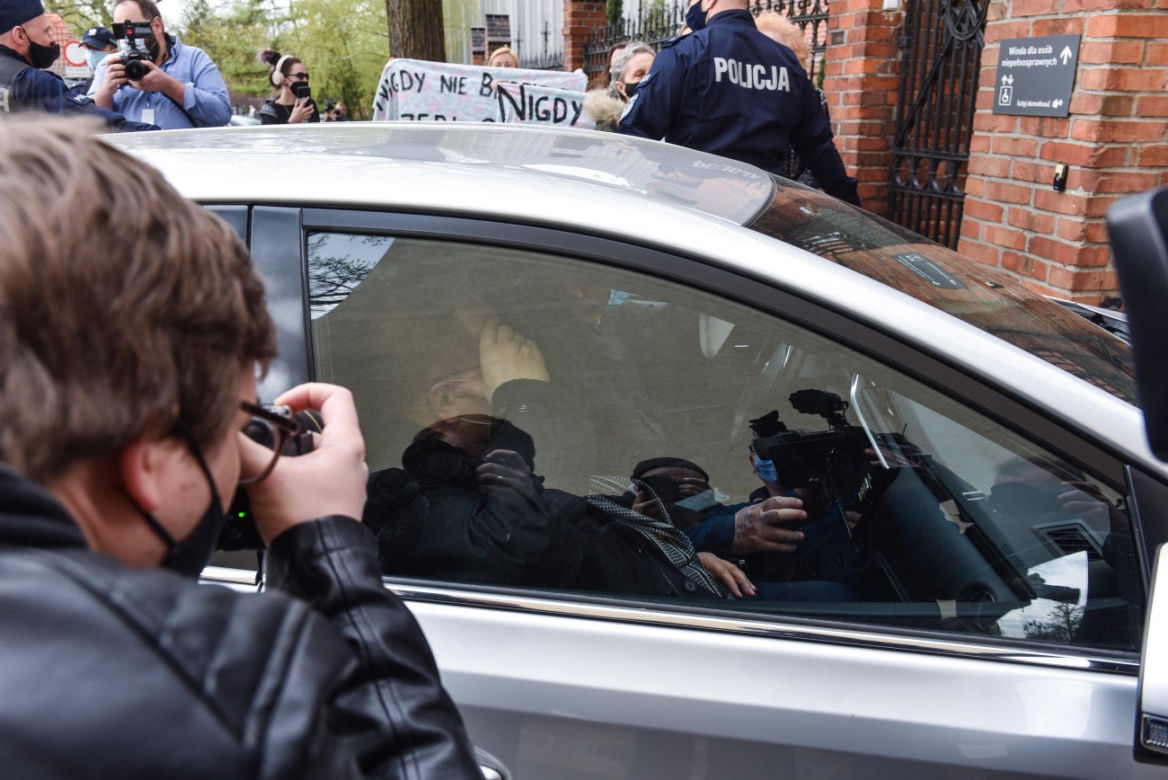 Przesłuchanie Rydzyka w Toruniu. Policja używa siły wobec dziennikarza
