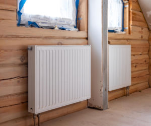 Podłogówka czy grzejniki? Co lepiej się sprawdzi? Co jest tańsze?
