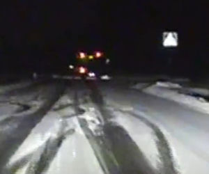 Chciał zapewnić młodzieży frajdę. Driftował autobusem!