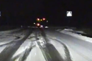 Chciał zapewnić młodzieży frajdę. Driftował autobusem!