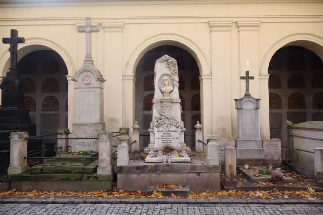 Była pięknością warszawskich scen. Zginęła z ręki kochanka. Jej grób to prawdziwe dzieło sztuki