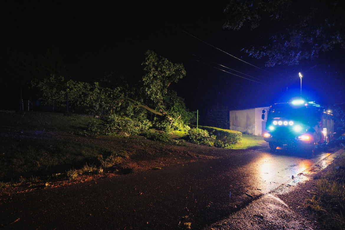 Nawałnice nad Polską. Zalane ulice, połamane drzewa i zerwane dachy