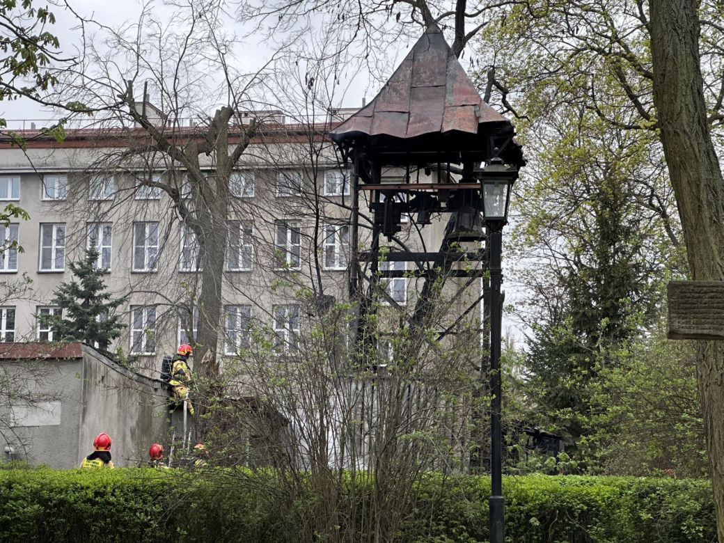 Ktoś podpalił zabytkową drewnianą mającą 208 lat dzwonnicę