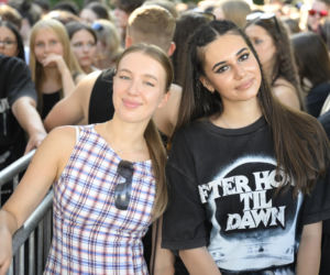 Fani w upale czekają na koncert The Weeknd. Tłumy w Warszawie