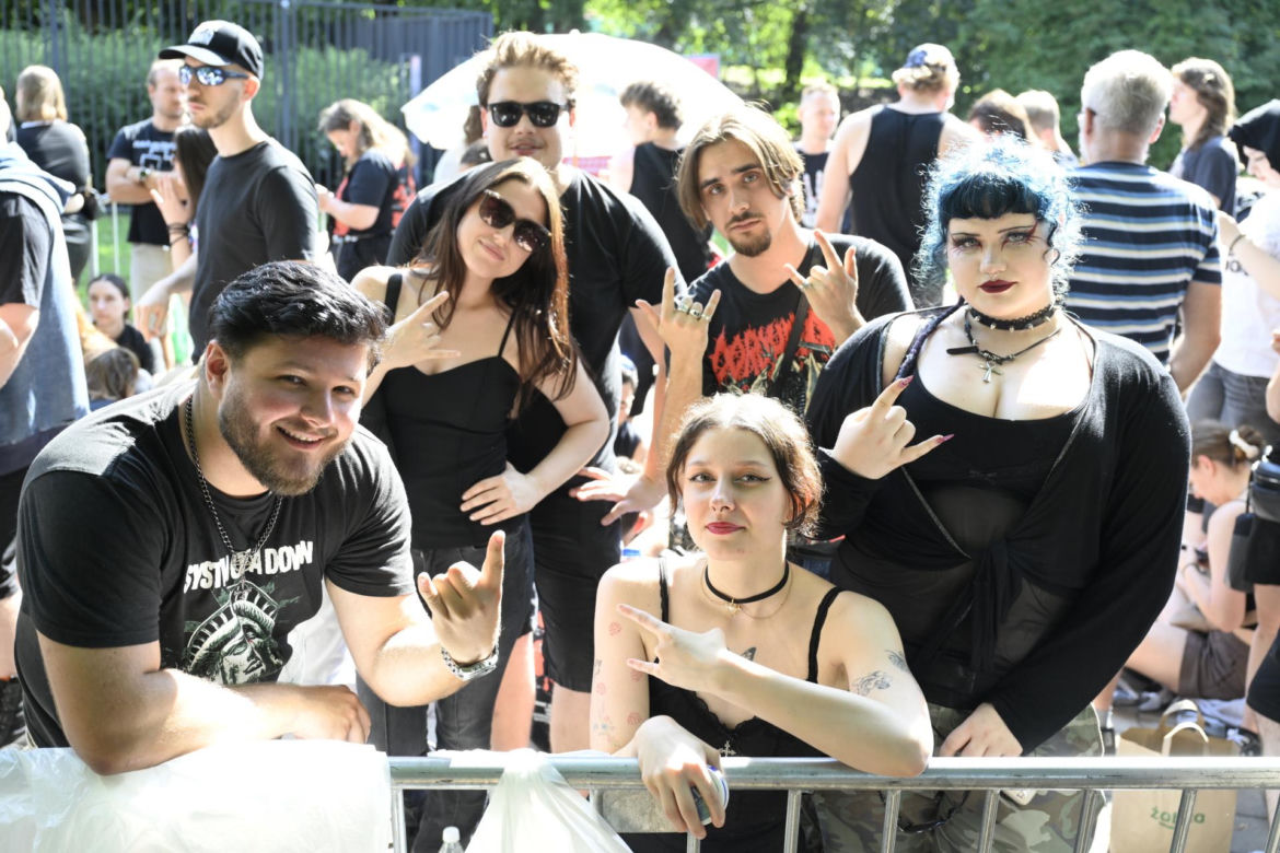 Fani i fanki czekają na System of a Down i Queens of the Stone Age! Zobacz zdjęcia spod PGE Narodowego