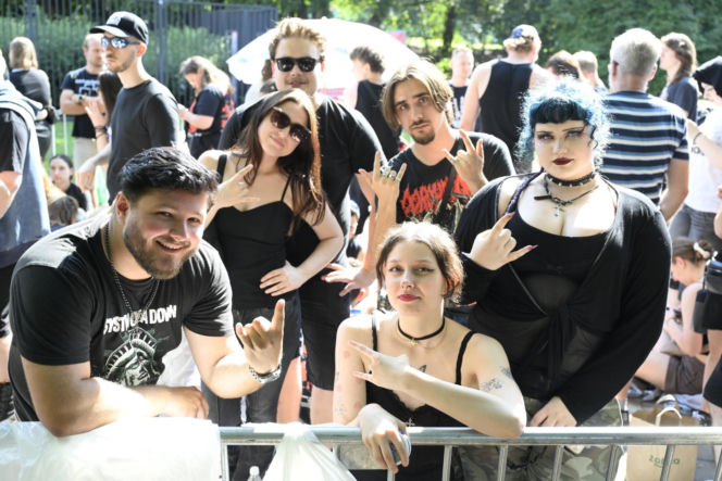 Fani i fanki czekają na System of a Down i Queens of the Stone Age! Zobacz zdjęcia spod PGE Narodowego