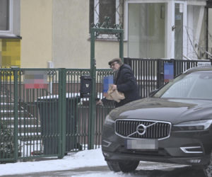 Kuzyn Kaczyńskiego dba o krewnego i odśnieża schody