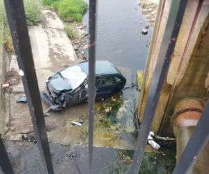 Auto przebiło barierki i wleciało do ujścia Trynki do Wisły w Grudziądzu