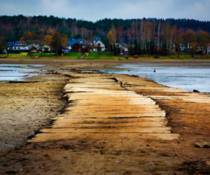 Rekordowo niski poziom wody w zalewie Brodzkim. Remont tamy i jazu Staszica w Brodach