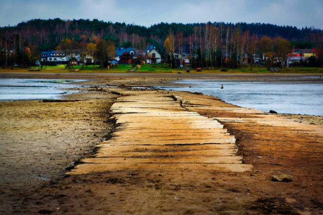 Rekordowo niski poziom wody w zalewie Brodzkim. Remont tamy i jazu Staszica w Brodach