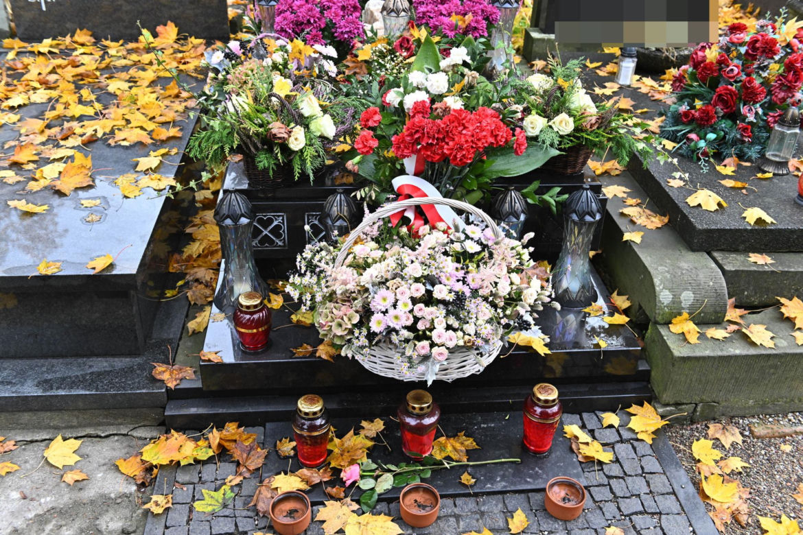 Grób Jadwigi Kaczyńskiej i symboliczny grób Lecha i Marii Kaczyńskich