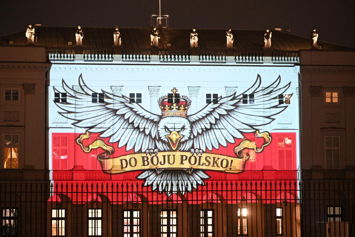 Stadionowa oprawa "Do boju Polsko" wyświetlona na fasadzie Pałacu Prezydenckiego