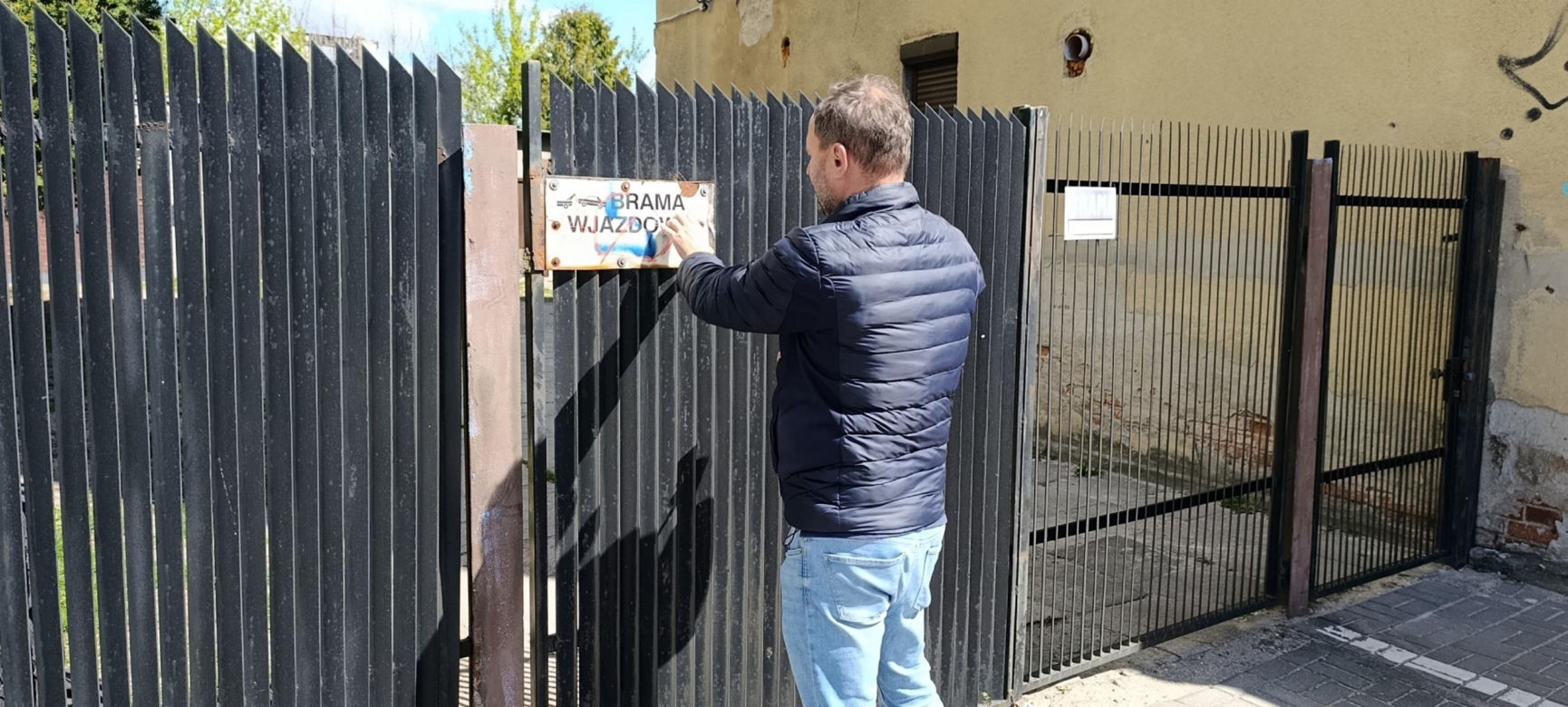 Haniebne malodwidło latami szpeciło bramę. Interwencja dziennikarza "Super Expressu"