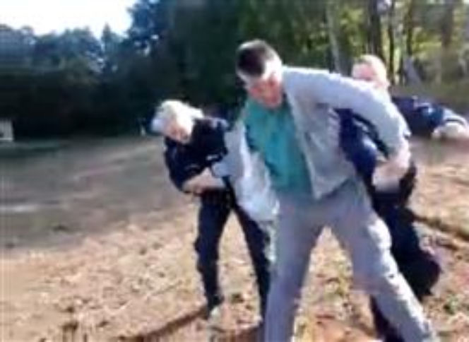 Policjanci z Bytowa próbują zatrzymać opornego kierowcę