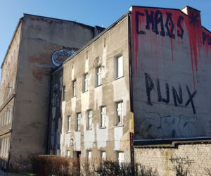 Zamalowane graffiti na kamienicy przeznaczonej do rozbiórki