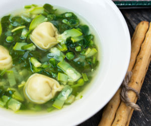 Szczawiowa z zielonym groszkiem i pierożkami tortellini