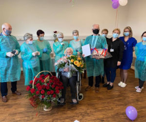 Seniorka pokonała koronawirusa, a teraz świętuje setne urodziny. Piękny jubileusz pani Agnieszki! [ZDJĘCIA]