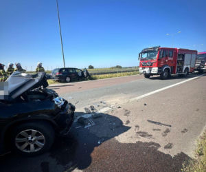 Poważny wypadek na S17. Zderzyły się dwie osobówki i ciężarówka. Droga zablokowana!