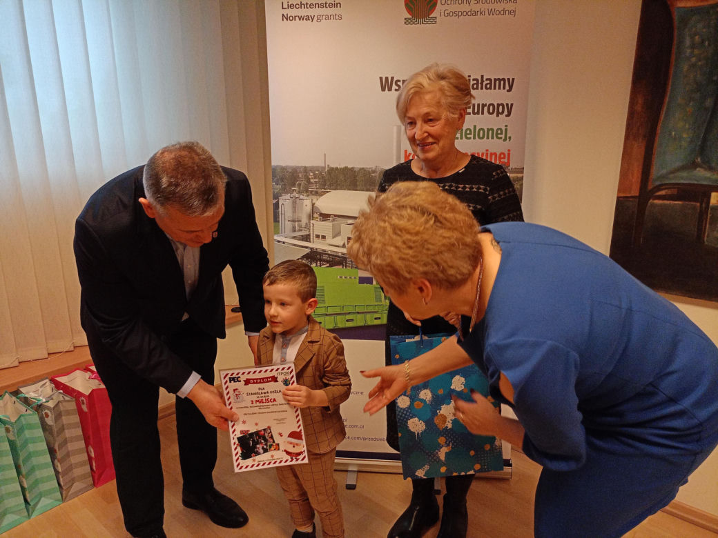 Podsumowanie konkursu na bożonarodzeniową kartkę świąteczną z recyklingu odbyło się w siedzibie Przedsiębiorstwa Energetycznego w Siedlcach