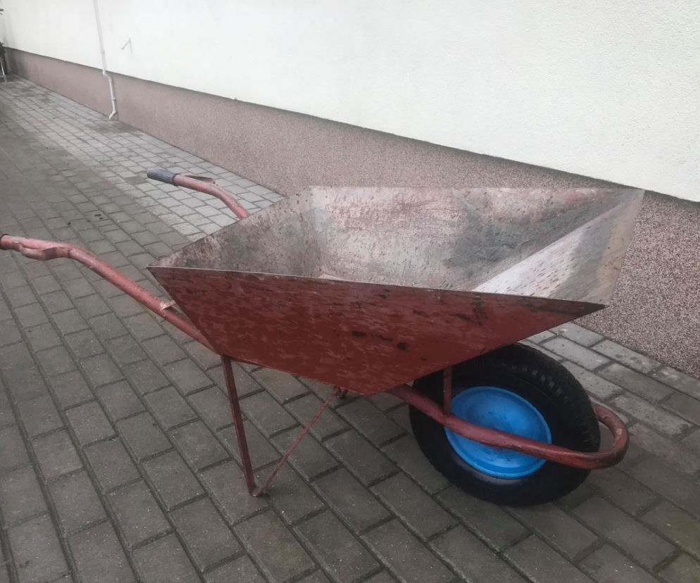 Włamał się po taczkę