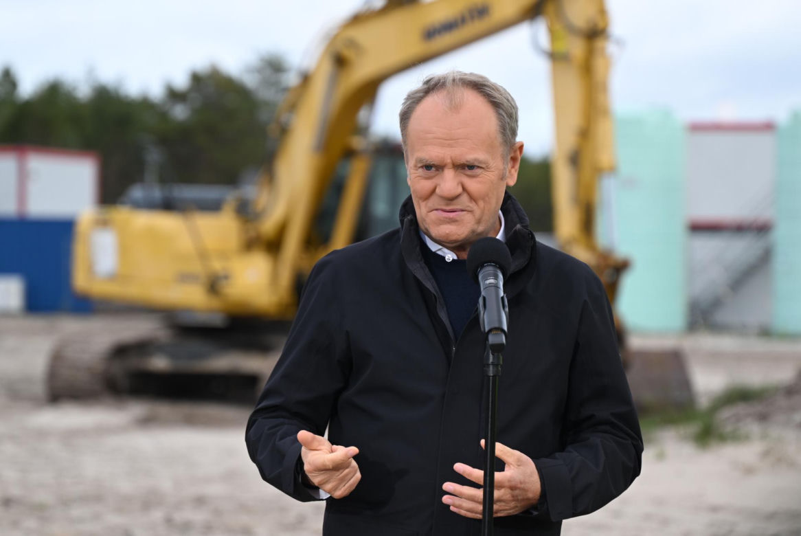 iebrowo, 15.10.2025. Premier RP Donald Tusk podczas wizyty na miejscu planowanej budowy pierwszej polskiej elektrowni jądrowej Lubiatowo – Kopalino w Biebrowie (woj. pomorskie)