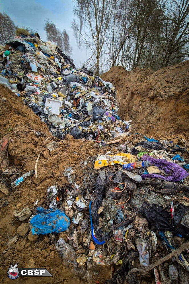 Mafia śmieciowa rozbita na Pomorzu! Działali pod osłoną nocy przy budowie S6