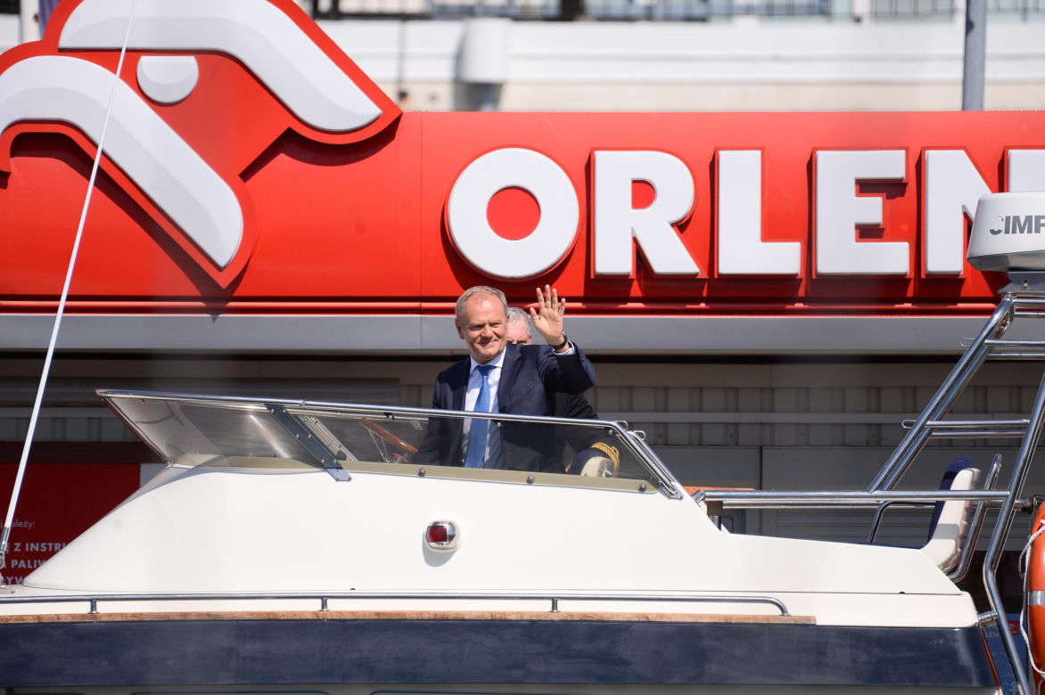 Święto Wojska Polskiego. Donald Tusk na jachcie w Gdyni.