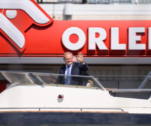 Tusk został wilkiem morskim! Garnitur, jacht i Bałtyk. Mamy zdjęcia