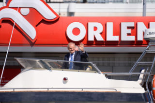 Tusk został wilkiem morskim! Garnitur, jacht i Bałtyk. Mamy zdjęcia