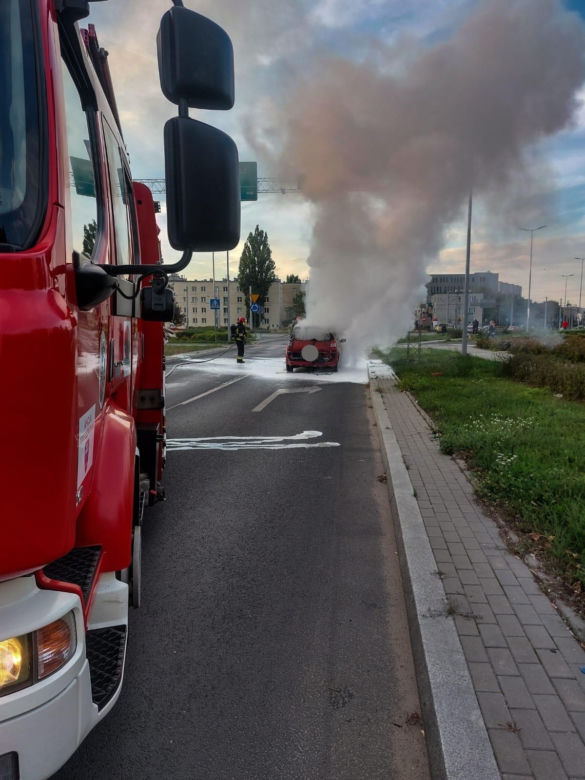 Pożar samochodu w centrum Torunia. Auto płonęło jak pochodnia