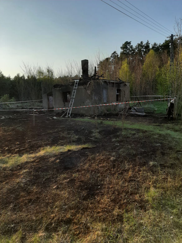Pustostan stanął w płomieniach! Groźny pożar w Jeziorach Wielkich [ZDJĘCIA] 