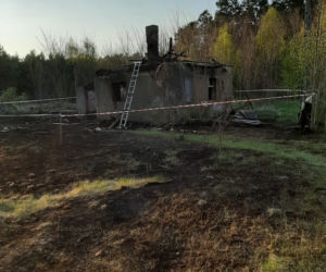Pustostan stanął w płomieniach! Groźny pożar w Jeziorach Wielkich [ZDJĘCIA] 