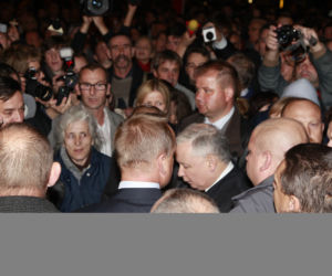 Kaczyński w obronie krzyża przed Pałacem Prezydenckim   