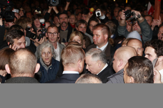 Kaczyński w obronie krzyża przed Pałacem Prezydenckim   