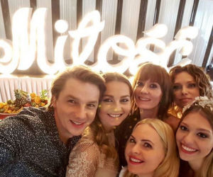 Przyjaciółki 14 sezon. Andrzej (Adam Adamonis), Julka (Nicole Bogdanowicz), Anka (Magdalena Stużyńska), Inga (Małgorzata Socha), Zuza (Anita Sokołowska), Patrycja (Joanna Liszowska)