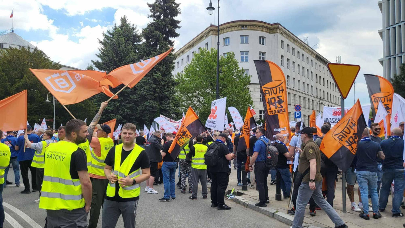 Protest hutników w Warszawie. Idą od Sejmu do Kancelarii Premiera