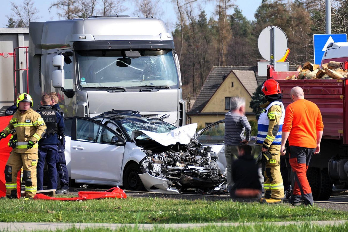 Ustroń. Znany biznesmen zginął w wypadku. Jego mercedes huknął w tira i wyleciał w powietrze. Wśród poszkodowanych kobieta w ciąży [ZDJĘCIA]