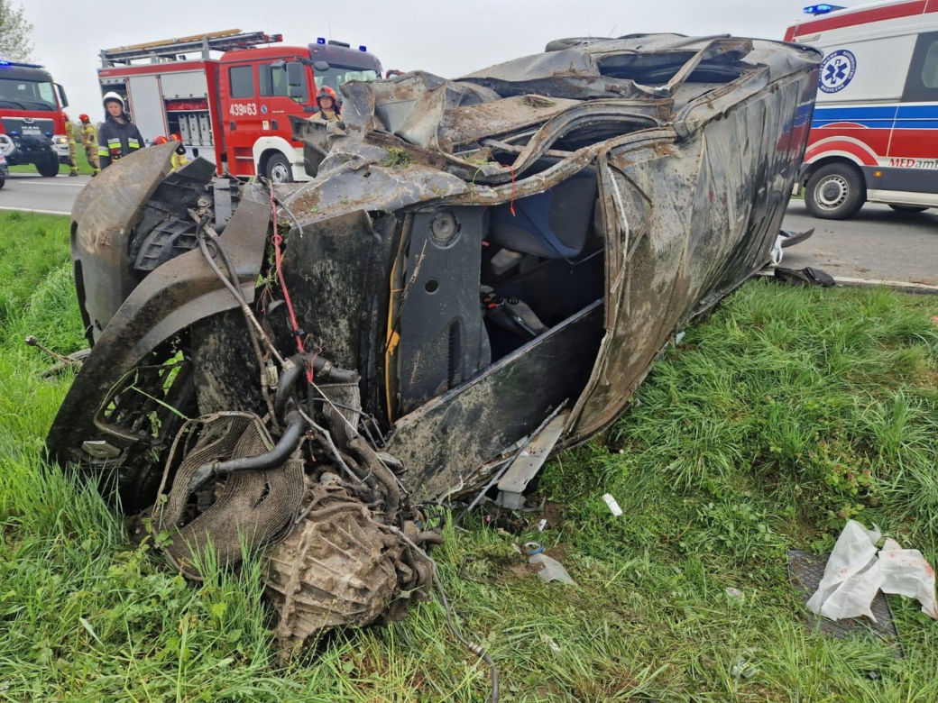 Kierowca busa wjechał do rowu. Wypadek w powiecie gostyńskim